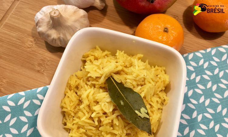 Un bol de riz basmati au curry préparé style pilaf