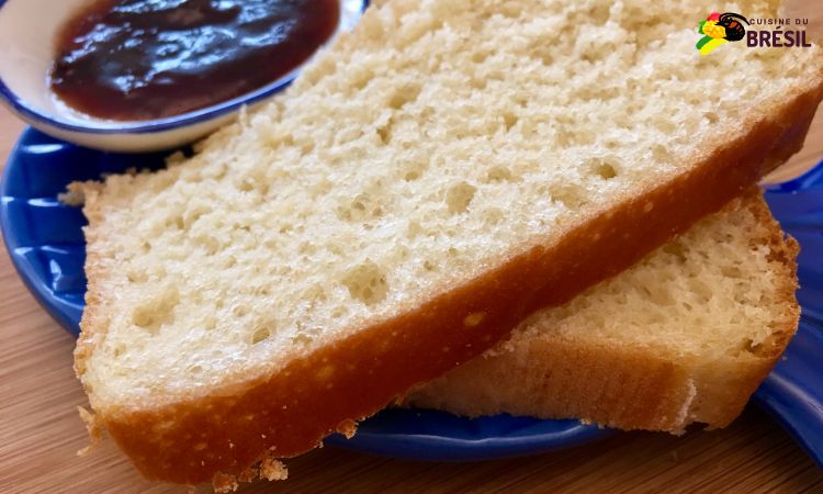 2 tranches de pain de mie maison servis avec de la confiture aux prunes