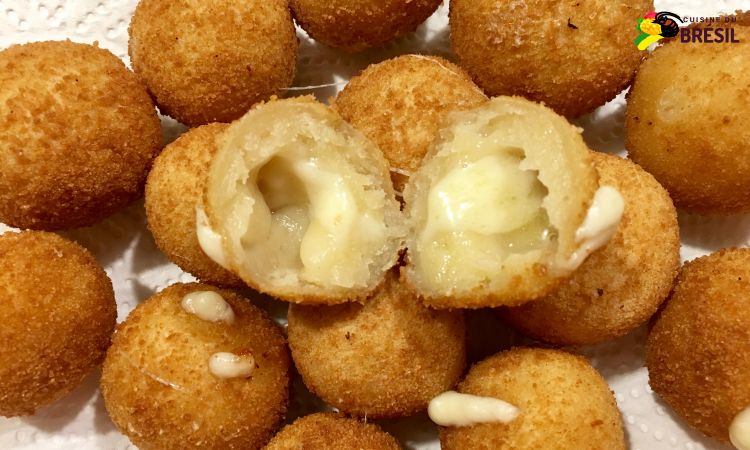 Des petites croquettes de fromage et une croquette coupée avec un cœur fondant au fromage