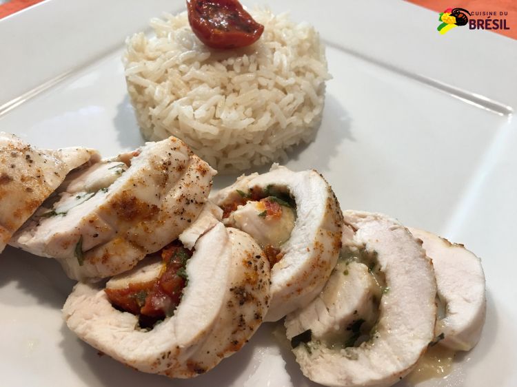 Poulet farci aux tomates séchées et 3 fromages coupé en tranches