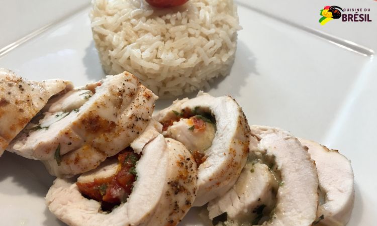 Poulet farci aux tomates séchées et 3 fromages coupé en tranches