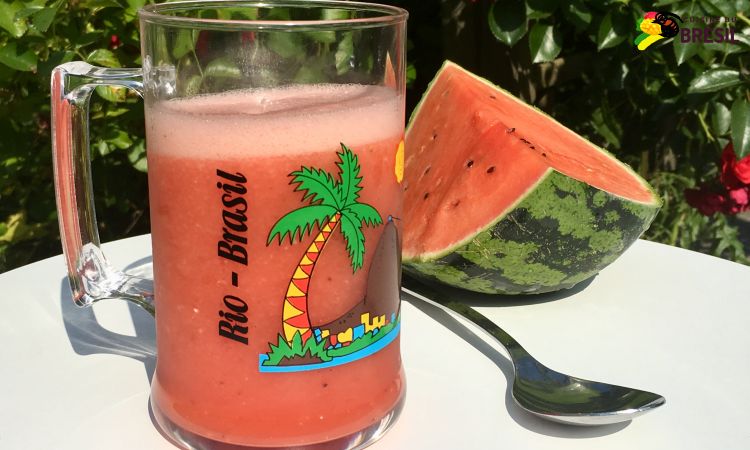 Un verre de jus de pastèque fraîche sur une table dans un jardin