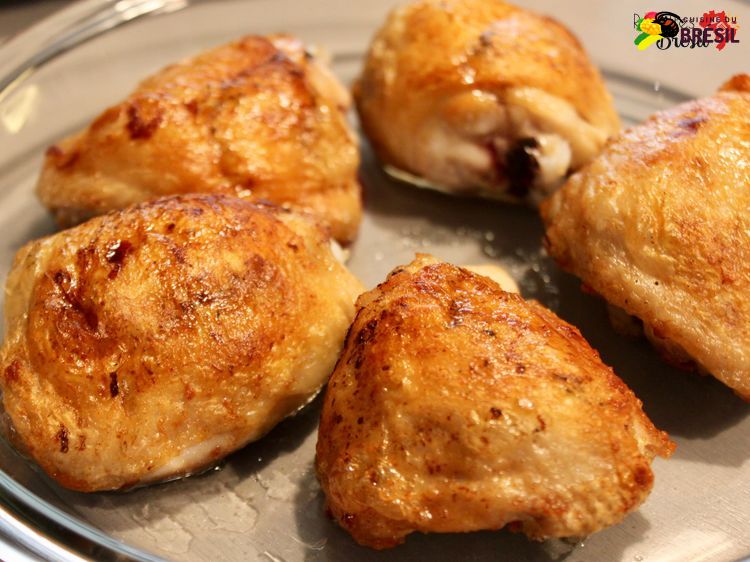 Poulet frit, bien doré avec la peau croustillante.