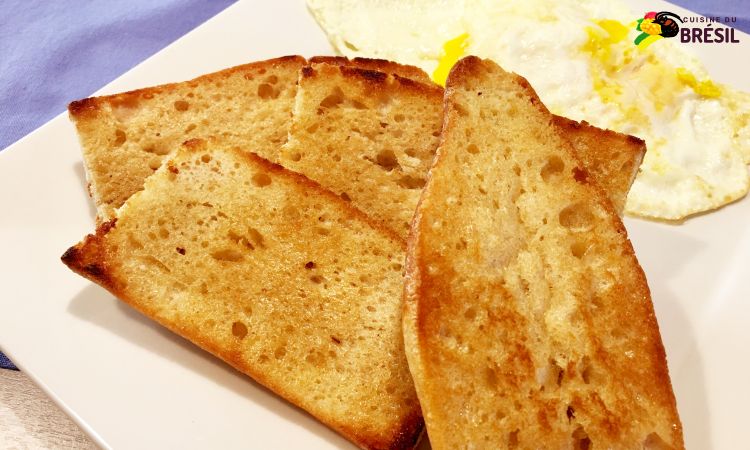 Pão na chapa (pain grillé) avec des œufs