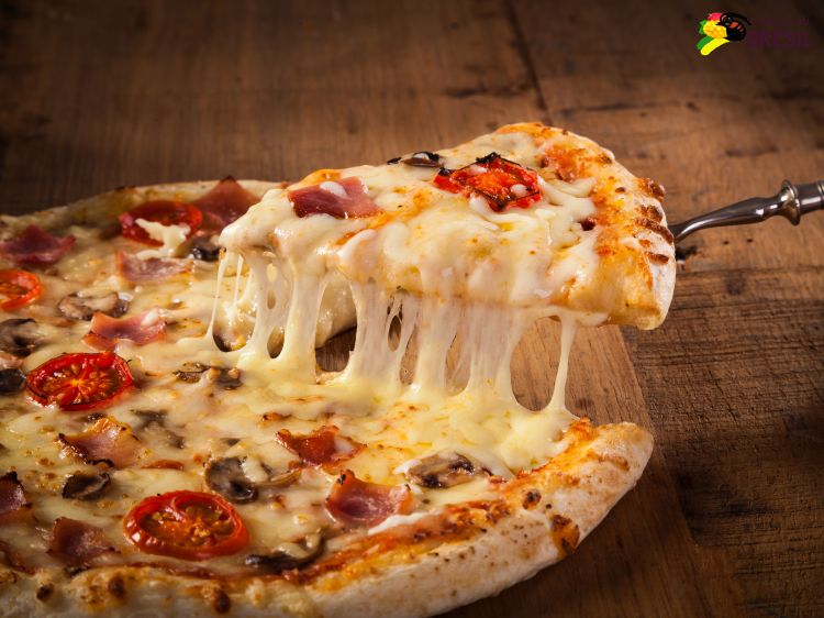 Une pizza maison avec des tomates, champignons, fromage et jambon