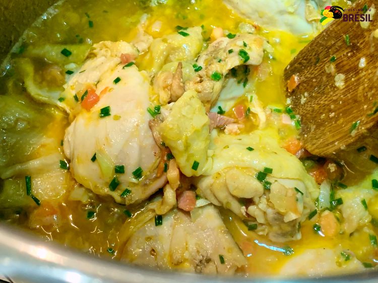 Du poulet cuit avec des lardons, tomates, oignon, ail, etc.