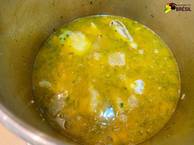 De l'eau rajoutée sur du poulet avec de la canjiquinha.