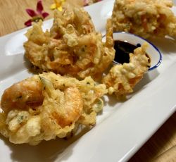 Recette de tempura de crevettes et légumes avec de la sauce soya