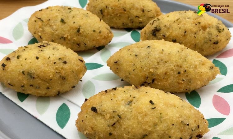 Six grandes croquettes de riz garnies au fromage