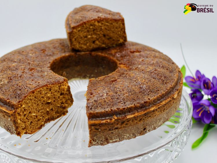 Gâteau à l'avoine et au miel avec une tranche coupée