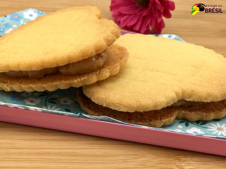 Des biscuits maison garnis de confiture au lait en forme de cœur