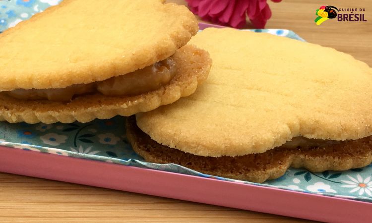 Des biscuits maison garnis de confiture au lait en forme de cœur